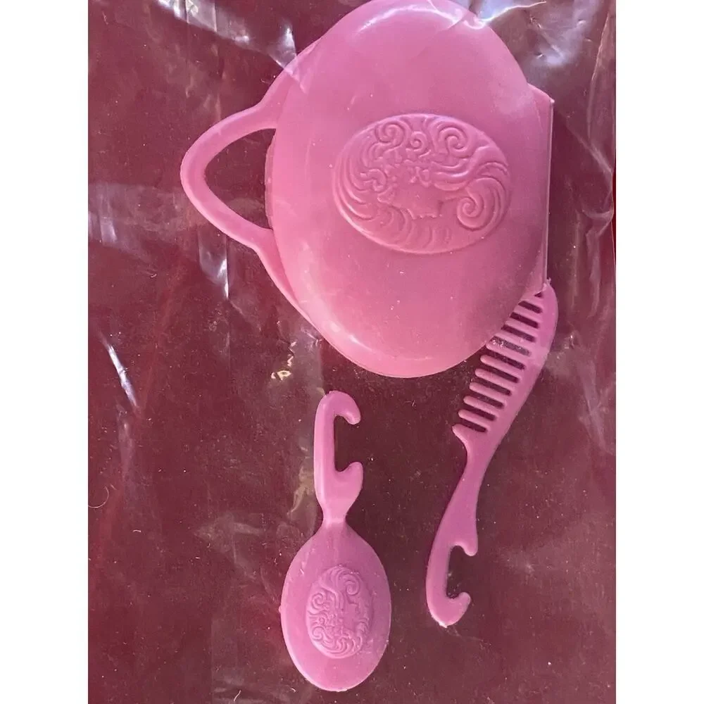 Vintage Barbie 1982 Make Up Compact Case & 2 Brushes Good Condition Accessories - Picture 2 of 4